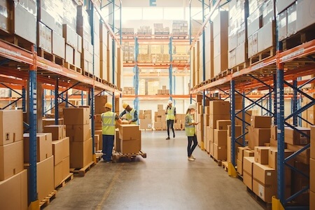 Étagères de marchandises dans un entrepôt