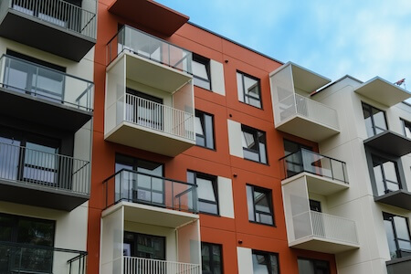 Vue de la façade d'un immeuble résidentiel avec balcons