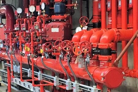 Vue des capteurs et vannes d'un système industriel de protection incendie