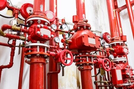 Vue des vannes et capteurs d'un système industriel de protection incendie